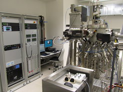 View on the Oxide MBE growth chamber. On the left side: electronic cabinets with power supplys for the effusion cells and e-gun evaporator. In the background: computers for writing recipies for the MBE and for controlling the growth conditions (RGA and RHEED)