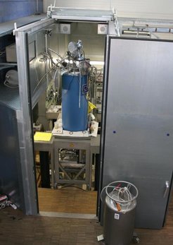 Low-temperature UHV STM.