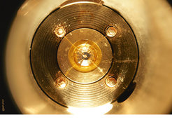 View of a thin-film sample mounted on a diamond in a diamond-anvil cell (Jone Zabaleta).