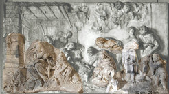 War damage with consequences: after World War II, Giuseppe Torretti’s marble relief “Adoration of the Shepherds” only survived in fragments (brownish sections), which are shown here in combination with a black and white photo of the intact artwork to give an overall impression.