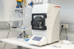 EM ACE 600 coater for carbon and metal coatings (Leica)