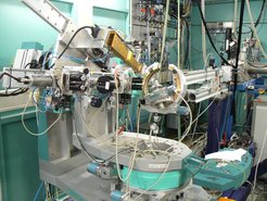 The vertical 4-circle setup with the small Eulerian cradle and the sample under vacuum in a Be-dome. NaI point-detector and Mythen 1D detector on the detector arm with He-filled or evacuated flight tubes.