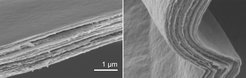 Geschichtetes Keramik-Papier: In den Aufnahmen eine Rasterelektronenmikroskops sind die übereinander gestapelten Lagen des Verbundmaterials aus Vanadiumpentoxid und Wasser zu erkennen. Das Material ist so elastisch und bruchfest, dass es sich knicken lässt (rechts).