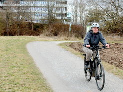 Rotraut radelt an einem Wintertag vom Institut aus.