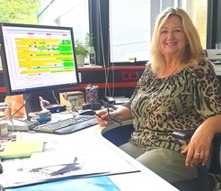 Marion in ihrem Büro