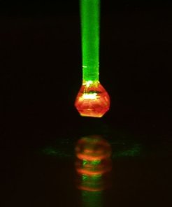 Green laser light transmitted via an optical fibre excites nitrogen atoms in a diamond, causing it to fluoresce with a red light. The brightness of a nitrogen atom at the edge of the diamond lattice allows conclusions to be drawn about the magnetic signals from a sample on the surface of the sensor.