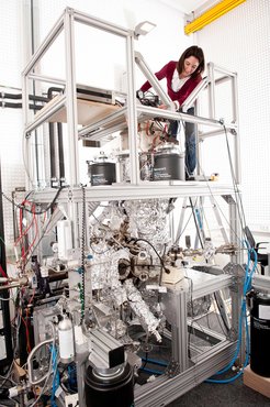 Schafft die Grundlage für eine organische Elektronik: Mit ihrem Rastertunnelmikroskop erforscht Uta Schlickum, wie ein elektrischer Strom durch einzelne Atome und Moleküle fließt. Für eine konstant tiefe Temperatur in der Apparatur sorgt ein Kryostat, an dem die Physikerin hier die Kabel kontrolliert.