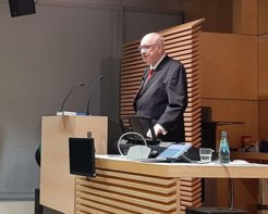 Professor Gerd Uecker.