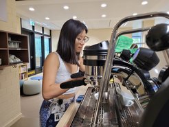 Cissy an der Kaffeemaschine