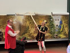 Bettina Lotsch nachdem sie Excalibur aus dem Fels gezogen hat.