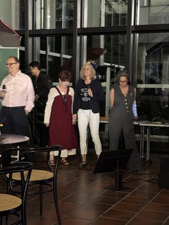 Vier personen beim karaoke singen